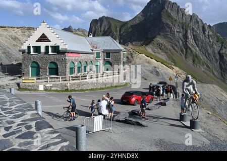 Historisches Restaurant & Cafe Gebäude & Touristen auf dem Gipfel des Col de Tourmalet (2115 m), einem der höchsten asphaltierten Bergpässe in den französischen Pyrénées Frankreich Stockfoto