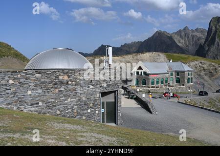 Historisches Restaurantgebäude, Café, Besucherzentrum & Touristen auf dem Gipfel des Col de Tourmalet (2115 m) oder Mountain Pass in den französischen Pyrénées Frankreich Stockfoto