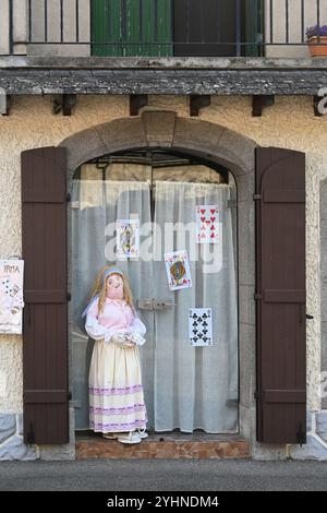 Mounaque von Campan lebensgroße weibliche Puppe oder Puppe, Frauenkartenspieler im Fenster des Dorfhauses, Campan Hautes-Pyrénées Pyrenäen Frankreich Stockfoto
