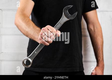 Bayern, Deutschland - 12. November 2024: Handwerker mit Werkzeugen. Symbolisches Image für Personalmangel und Fachkräftemangel in Fachbetrieben oder in körperlich anspruchsvollen Berufen. *** Handwerker mit Werkzeug. Symbolbild für Personalmangel und Fachkräftemangel in handwerklichen Berufen, bzw. Im körperlich anstrengenden Beruf. Stockfoto