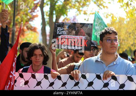 Gaziantep, Turkiye. Oktober 2024. Studenten protestieren auf dem Campus der Gaziantep Universität für Islamische Wissenschaften und Technologie, um an das einjährige Zeichen des israelischen Krieges im Gazastreifen zu erinnern. Der Krieg wurde von israelischen Truppen am selben Tag gestartet, als die Hamas am 7. Oktober 2023 die Al-Aqsa-Flut in Israel Angriff. Die Studenten in der südtürkischen Stadt Gaziantep zeigten mehrere palästinensische Flaggen und Banner, die ein Ende des Krieges im Gazastreifen und der israelischen Besetzung Palästinas forderten, während sie gleichzeitig den Boykott von Unternehmen forderten, die Israel unterstützen Stockfoto