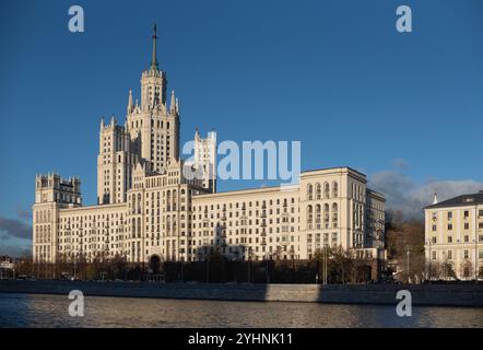 Blick auf ein Hochhaus am Ufer des Kotelnicheskaya am Moskauer Fluss, Moskau, Russland Stockfoto