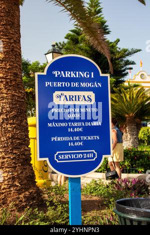 Gran Canaria, Spanien, 18. Juli 2024. Ein Schild mit den Parkkosten in Puerto de Mogan, der Stadt, die auch als Little Venice bekannt ist. Stockfoto