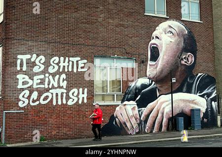 Glasgow, Schottland, Großbritannien. November 2024. Das neue Ewan McGregor Trainspotting Wandbild erschien im East End für den James McEvoy-Debütalfilm. Credit Gerard Ferry /Alamy Live News Stockfoto