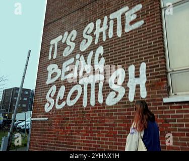 Glasgow, Schottland, Großbritannien. November 2024. Das neue Ewan McGregor Trainspotting Wandbild erschien im East End für den James McEvoy-Debütalfilm. Credit Gerard Ferry /Alamy Live News Stockfoto