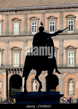 Statua equestre di Carlo di Borbone, Reiterstatue von Karl von Bourbon, Neapel, Neapel, Region Kampanien, Italien, Europa Stockfoto