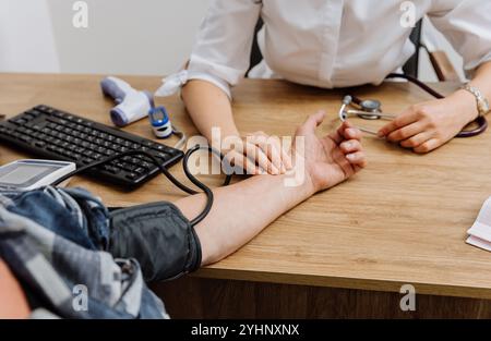 Medizinisches Fachpersonal überprüft Puls und Blutdruck im ärztlichen Beratungsgebrauch Stockfoto