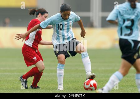 TIANJIN, CHINA - 6. AUGUST: Mariela Coronel von Argentinien (r) kontrolliert den Ball gegen Diana Matheson von Kanada (l) während eines Olympischen Fußballturniers der Frauen in Peking am 6. August 2008 im Tianjin Olympic Sports Center Stadium in Tianjin, China. (Foto: Jonathan P. Larsen / Diadem Images) Stockfoto