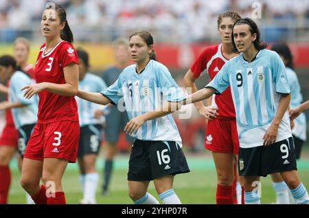 TIANJIN, CHINA - 6. AUGUST: Emily Zurrer aus Kanada (3) und die argentinische Maria Blanco (16) und Maria Potassa (9) erwarten einen Eckstoß während eines Gruppenspiels der Olympischen Spiele in Peking am 6. August 2008 im Tianjin Olympic Sports Center Stadium in Tianjin, China. Nur redaktionelle Verwendung. Kommerzielle Nutzung verboten. (Foto: Jonathan Paul Larsen / Diadem Images) Stockfoto