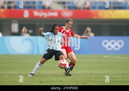 TIANJIN, CHINA - 6. AUGUST: Mercedes Pereyra aus Argentinien (15) kontrolliert den Ball gegen Rhian Wilkinson aus Kanada (7) während eines Gruppenspiels beim Olympischen Frauenfußballturnier in Peking am 6. August 2008 im Tianjin Olympic Sports Center Stadium in Tianjin, China. (Foto: Jonathan P. Larsen / Diadem Images) Stockfoto