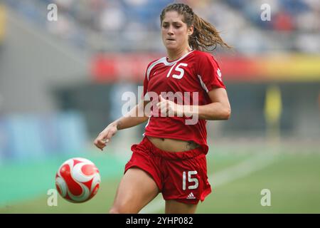 TIANJIN, CHINA - 6. AUGUST: Kara lang aus Kanada in Aktion während eines Fußballspiels der Olympischen Spiele gegen Argentinien am 6. August 2008 in Tianjin, China. (Foto: Jonathan P. Larsen / Diadem Images) Stockfoto