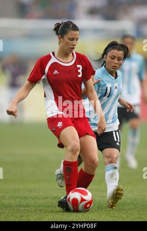 TIANJIN, CHINA - 6. AUGUST: Emily Zurrer aus Kanada (3) übergibt den Ball unter Druck von Fabiana Vallejos aus Argentinien (11) während eines Gruppenspiels beim Olympischen Frauenfußballturnier in Peking am 6. August 2008 im Tianjin Olympic Sports Center Stadium in Tianjin, China. (Foto: Jonathan P. Larsen / Diadem Images) Stockfoto