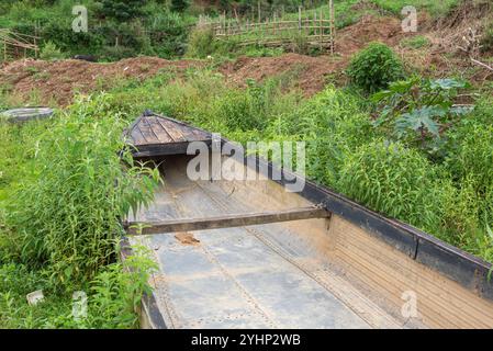 Xepon, Laos - 18. Juni 2023: Boote aus Teilen amerikanischer Flugzeuge aus der Zeit des Vietnamkriegs. Am Banghiang River. Stockfoto