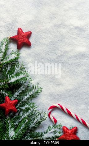 Weihnachtshintergrund mit roten Dekorationen auf weißem Hintergrund. Draufsicht. Stockfoto
