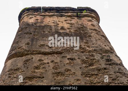 Xepon, Laos – 18. Juni 2023: Überreste der bombardierten Brücke am Banghiang River. Stockfoto