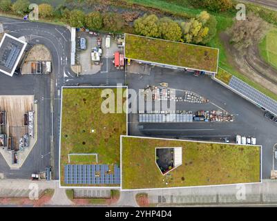 Luftaufnahme eines mit Gras, Pflanzen und Solarpaneelen bedeckten Daches Stockfoto