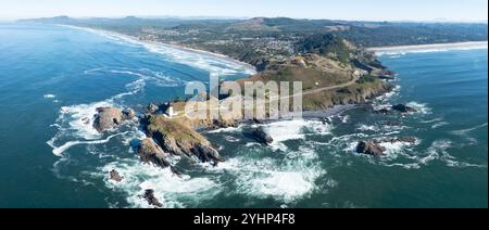 Das Yaquina Head Lighthouse liegt an der malerischen und zerklüfteten Küste von Newport, Oregon. Dieser wunderschöne 93 Meter hohe Leuchtturm wurde 1872 erbaut. Stockfoto