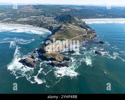 Das Yaquina Head Lighthouse liegt an der malerischen und zerklüfteten Küste von Newport, Oregon. Dieser wunderschöne 93 Meter hohe Leuchtturm wurde 1872 erbaut. Stockfoto