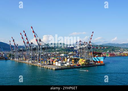 La Spezia, Italien - 28. Mai 2024: Modernes Frachtcontainerterminal mit vielen Hochkranen und Frachtcontainern, voll beladenes Containerschiff am Liegeplatz Stockfoto