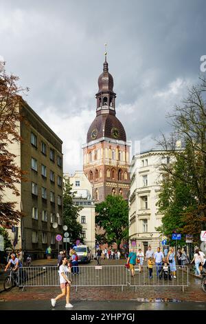 Riga, Lettland - 17. August 2024: Ein wunderschöner Blick auf den Rigaer Dom an einem regnerischen Tag, die Kathedrale St. Maria, Rigaer Dom, erbaut 1211 Stockfoto