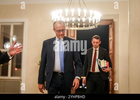 Berlin, Deutschland. November 2024. Friedrich Merz, Bundesvorsitzender der CDU und Fraktionsvorsitzender der CDU/CSU, trifft im Schloss Bellevue zu einem Treffen mit dem Bundespräsidenten und anderen Fraktionsvorsitzenden ein. Koalition und CDU/CSU haben sich auf einen Termin für die Bundestagswahl am 23. Februar 2025 geeinigt. Quelle: Kay Nietfeld/dpa/Alamy Live News Stockfoto