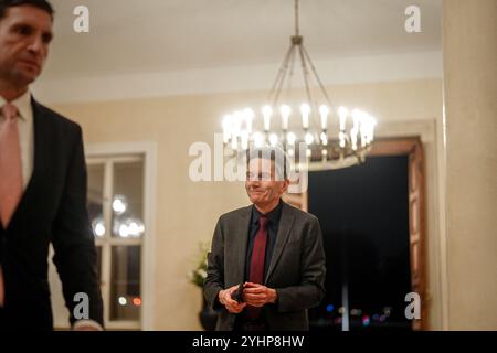 Berlin, Deutschland. November 2024. Rolf Mützenich, Vorsitzender der SPD-Fraktion im Bundestag, kommt zu einem Treffen mit dem Bundespräsidenten und anderen Fraktionsvorsitzenden im Schloss Bellevue. Koalition und CDU/CSU haben sich auf einen Termin für die Bundestagswahl am 23. Februar 2025 geeinigt. Quelle: Kay Nietfeld/dpa/Alamy Live News Stockfoto