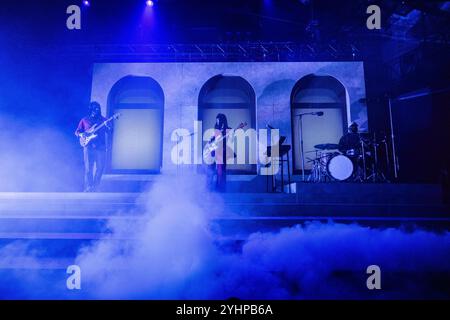 Mailand, Italien. November 2024. Das amerikanische Musiktrio Khruangbin tritt am 11. November 2024 live im Alcatraz in Mailand auf. (Foto: Maria Laura Arturi/NurPhoto) Credit: NurPhoto SRL/Alamy Live News Stockfoto