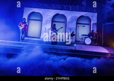 Mailand, Italien. November 2024. Das amerikanische Musiktrio Khruangbin tritt am 11. November 2024 live im Alcatraz in Mailand auf. (Foto: Maria Laura Arturi/NurPhoto) Credit: NurPhoto SRL/Alamy Live News Stockfoto