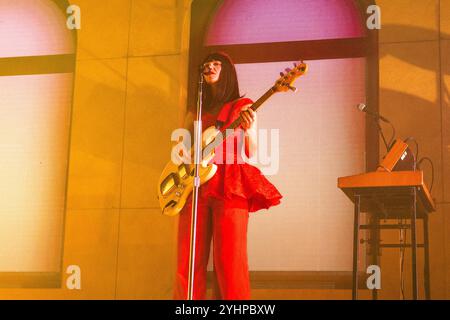 Mailand, Italien. November 2024. Das amerikanische Musiktrio Khruangbin tritt am 11. November 2024 live im Alcatraz in Mailand auf. (Foto: Maria Laura Arturi/NurPhoto) Credit: NurPhoto SRL/Alamy Live News Stockfoto