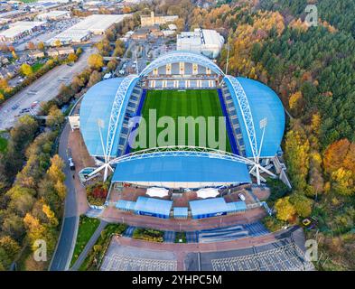 John Smith's Stadium, Huddersfield, England, Vereinigtes Königreich am 12. November 2024. Ground View vor und über dem Stadion vor dem Spiel des Huddersfield Town FC gegen Manchester United FC U21 Bristol Street Motors EFL Trophy Northern Group F im John Smith's Stadium, Huddersfield, England, Großbritannien am 12. November 2024 Credit: Every Second Media/Alamy Live News Stockfoto