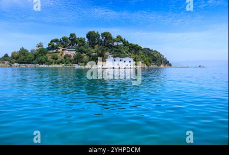 Blick auf die Lagune Chalkiopoulos auf Korfu mit dem Kloster Vlacherna, Griechenland. Stockfoto