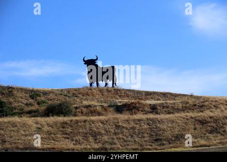 Der Osborne Bull ist die Silhouette eines Stiers in der Landschaft Andalusiens, Spanien Stockfoto