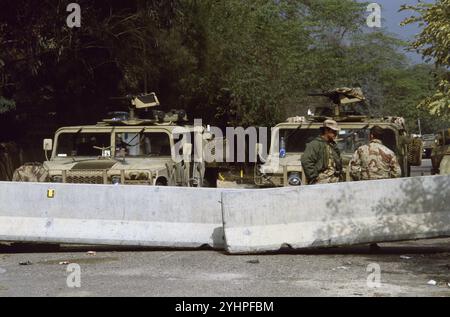 Erster Golfkrieg: 10. März 1991 Soldaten der US-Armee im Wachdienst mit ihren Humvees auf dem Umkreis der Botschaft der Vereinigten Staaten in Kuwait City. Stockfoto