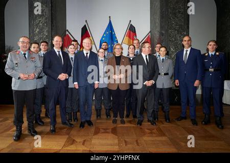 General Carsten Breuer, Staatssekretär Nils Hilmer, Ministerpräsident Stephan Weil, Bundesratspräsidentin Anke Rehlinger, Bundesverteidigungsminister Boris Pistorius, Oberbürgemeister Belit Onay und Gäste beim Eintrag in das Goldene Buch der Stadt Hannover im Neuen Rathaus. Hannover, 12.11.2024 *** General Carsten Breuer, Staatssekretär Nils Hilmer, Ministerpräsident Stephan weil, Bundesratspräsident Anke Rehlinger, Bundeswehrminister Boris Pistorius, Oberbürgermeister Belit Onay und Gäste beim Eintrag in das Goldene Buch der Stadt Hannover im Neuen Rathaus Hannover, 12 11 2024 Foto Stockfoto