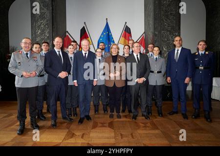 General Carsten Breuer, Staatssekretär Nils Hilmer, Ministerpräsident Stephan Weil, Bundesratspräsidentin Anke Rehlinger, Bundesverteidigungsminister Boris Pistorius, Oberbürgemeister Belit Onay und Gäste beim Eintrag in das Goldene Buch der Stadt Hannover im Neuen Rathaus. Hannover, 12.11.2024 *** General Carsten Breuer, Staatssekretär Nils Hilmer, Ministerpräsident Stephan weil, Bundesratspräsident Anke Rehlinger, Bundeswehrminister Boris Pistorius, Oberbürgermeister Belit Onay und Gäste beim Eintrag in das Goldene Buch der Stadt Hannover im Neuen Rathaus Hannover, 12 11 2024 Foto Stockfoto