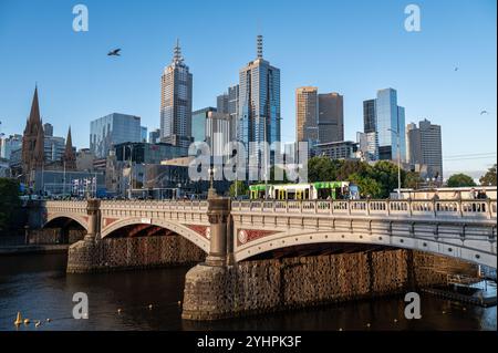 01.11.2024, Melbourne, Victoria, Australien - Blick von Southbank am Yarra River auf die Skyline von Melbourne CBD mit seinen modernen Wolkenkratzern. Stockfoto