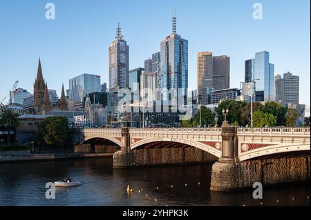 01.11.2024, Melbourne, Victoria, Australien - Blick von Southbank am Yarra River auf die Skyline von Melbourne CBD mit seinen modernen Wolkenkratzern. Stockfoto