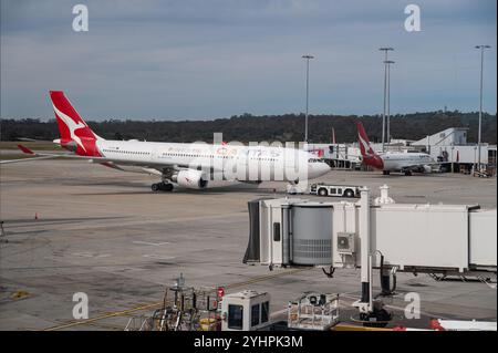 02.11.2024, Melbourne, Victoria, Australien - ein Passagierjet des Airbus A330-200 der australischen Fluggesellschaft Qantas Airways am Flughafen Tullamarine. Stockfoto