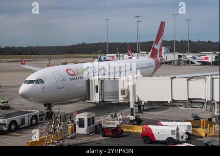 02.11.2024, Melbourne, Victoria, Australien - ein Passagierjet des Airbus A330-200 der australischen Fluggesellschaft Qantas Airways am Flughafen Tullamarine. Stockfoto