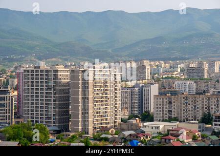 Wohngebiet von Tiflis, mehrstöckige Gebäude in Gldani. Architektur Stockfoto