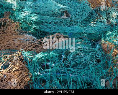 Nahaufnahme der Fischernetze an Land, die die Küstenfischerei und die Meeresstruktur repräsentieren Stockfoto