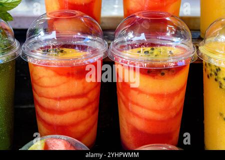 Farbenfrohe und saftige Fruchtgetränke zum Verkauf in einer Saftbar auf dem Karmel-Markt in Tel Aviv, Israel. Stockfoto