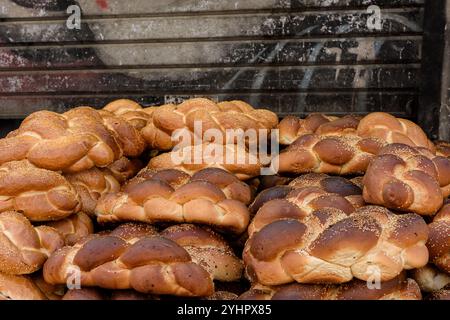 Frisch gebackene, geflochtene, gesäte Challah-Eierbrotlaibe werden vor dem jüdischen sabbath auf einem Jerusalemmarkt verkauft. Stockfoto