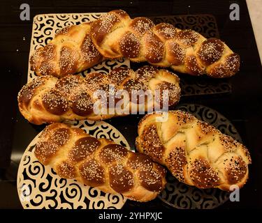 Frisch gebackene, geflochtene, gesäte Challah-Eierbrotlaibe, die zur Feier des jüdischen sabbats bereit sind. Stockfoto