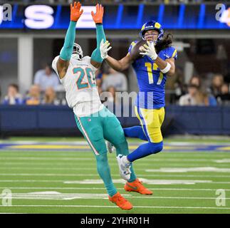 Inglewood, Usa. November 2024. Los Angeles Rams Receiver Puka Nacua Bobbles Pass vor Miami Dolphins Linebacker Jordyn Brooks im SoFi Stadium am Montag, 11. November 2024. Die Delfine besiegten die Rams 23-15 Foto von Jon SooHoo/UPI Credit: UPI/Alamy Live News Stockfoto