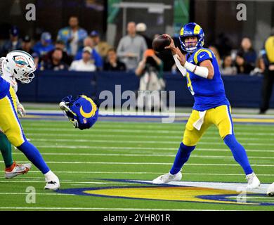 Inglewood, Usa. November 2024. Der Los Angeles Rams Quarterback Matthew Stafford spielt am Montag, den 11. November 2024, im SoFi Stadium gegen Miami Dolphins. Die Delfine besiegten die Rams 23-15 Foto von Jon SooHoo/UPI Credit: UPI/Alamy Live News Stockfoto