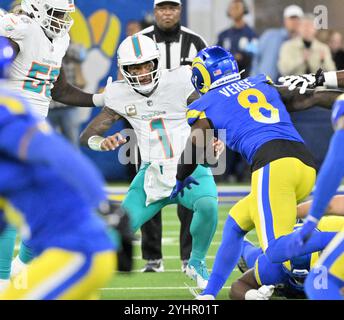 Inglewood, Usa. November 2024. Der Miami Dolphins Quarterback Tua Tagovailoa (1) entzieht sich am Montag, den 11. November 2024 im SoFi Stadium dem Angriff von Los Angeles Rams Linebacker Jared Stse (R). Die Delfine besiegen die Rams 23-15. Foto: Jon SooHoo/UPI Credit: UPI/Alamy Live News Stockfoto