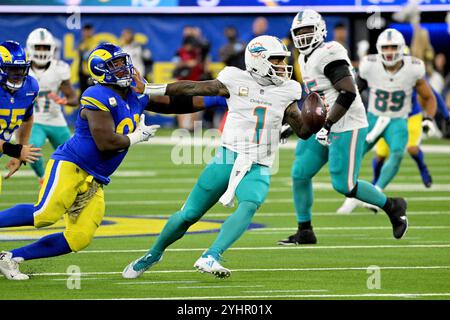 Inglewood, Usa. November 2024. Miami Dolphins Quarterback Tua Tagovailoa Stiff Arms Los Angeles Rams Defensive End Cobie Durant (L) im SoFi Stadium am Montag, 11. November 2024. Die Delfine besiegten die Rams 23-15 Foto von Jon SooHoo/UPI Credit: UPI/Alamy Live News Stockfoto