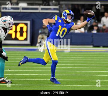 Inglewood, Usa. November 2024. Der Los Angeles Rams-Empfänger Cooper Kupp macht am Montag, den 11. November 2024, im SoFi Stadium einen einhändigen Fang gegen die Miami Dolphins. Die Delfine besiegten die Rams 23-15 Foto von Jon SooHoo/UPI Credit: UPI/Alamy Live News Stockfoto