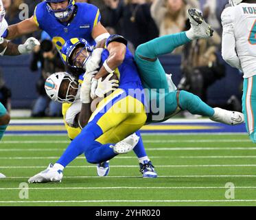 Inglewood, Usa. November 2024. Miami Dolphins Linebacker Quenton Bell bekämpft Los Angeles Rams Receiver Puka Nacua SoFi Stadium am Montag, den 11. November 2024. Die Delfine besiegten die Rams 23-15 Foto von Jon SooHoo/UPI Credit: UPI/Alamy Live News Stockfoto